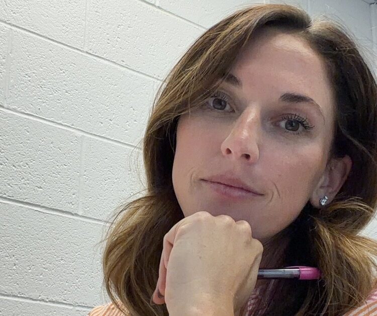 Millennial mom thinking about how she uses AI, pen in hand