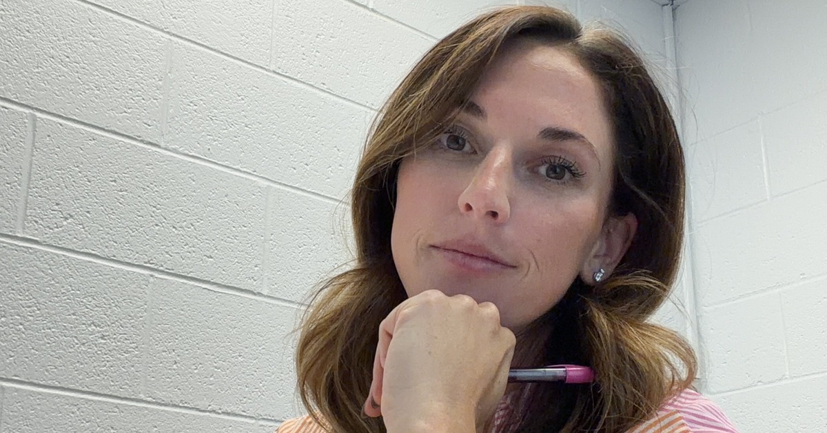 Millennial mom thinking about how she uses AI, pen in hand